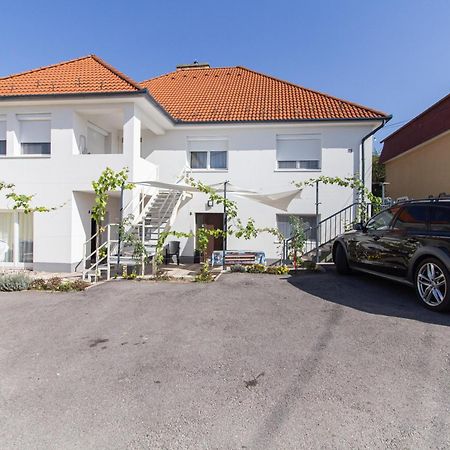 Deli Terasz A Apartman Free Parking, Self-Check-In Anytime เยอร์ ภายนอก รูปภาพ