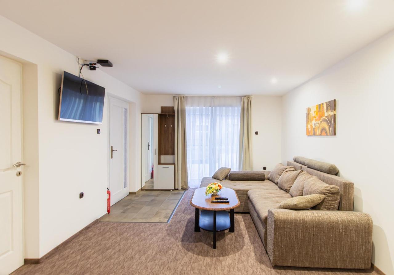 Deli Terasz A Apartman Free Parking, Self-Check-In Anytime เยอร์ ภายนอก รูปภาพ