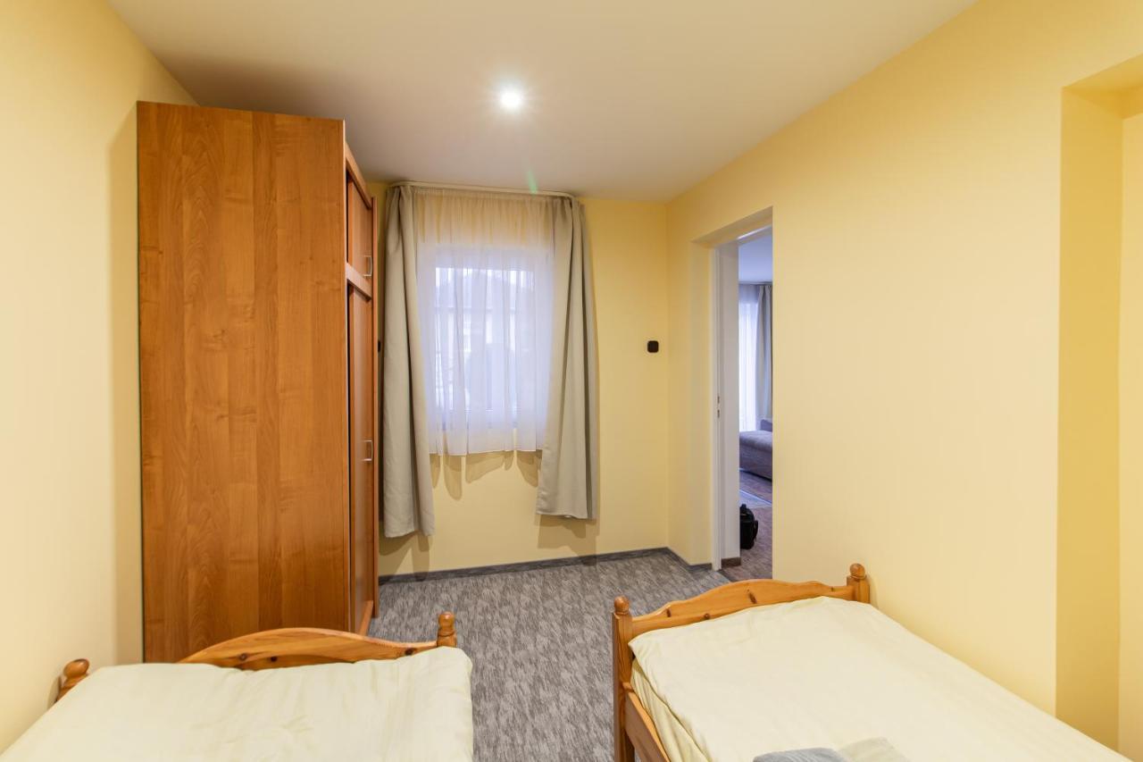 Deli Terasz A Apartman Free Parking, Self-Check-In Anytime เยอร์ ภายนอก รูปภาพ