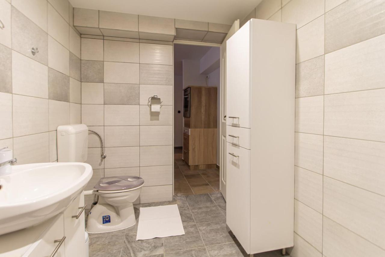 Deli Terasz A Apartman Free Parking, Self-Check-In Anytime เยอร์ ภายนอก รูปภาพ