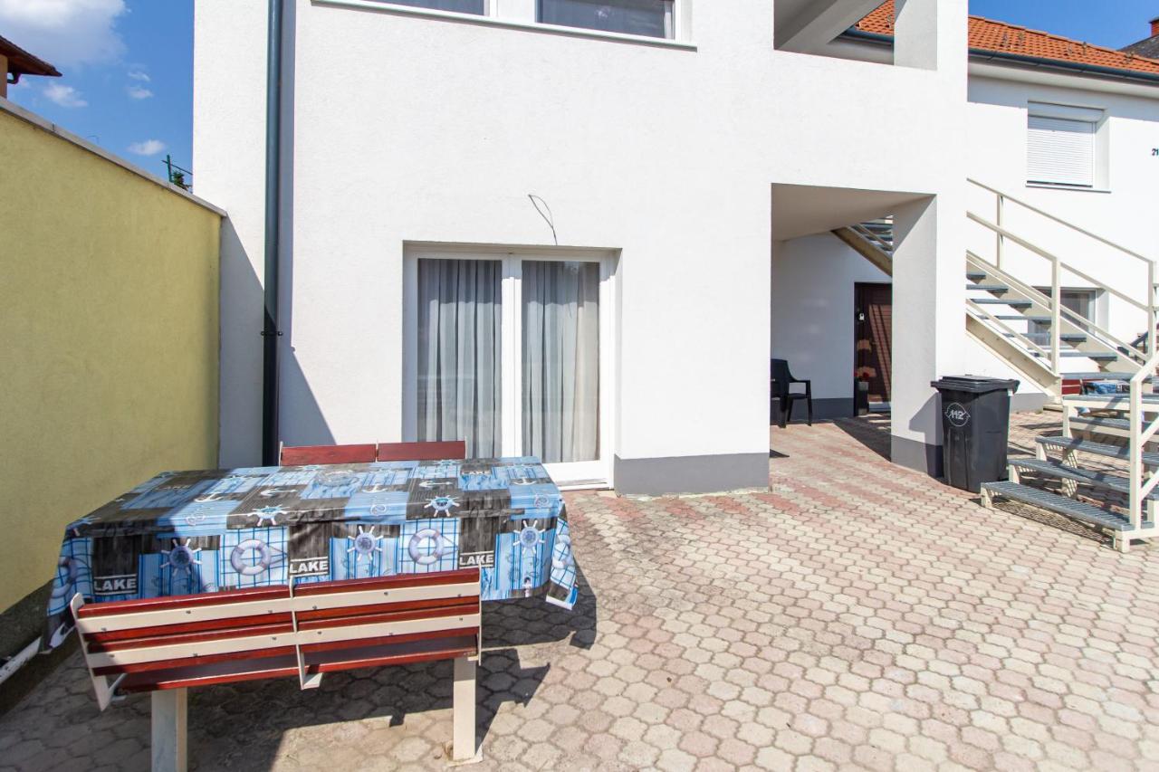 Deli Terasz A Apartman Free Parking, Self-Check-In Anytime เยอร์ ภายนอก รูปภาพ