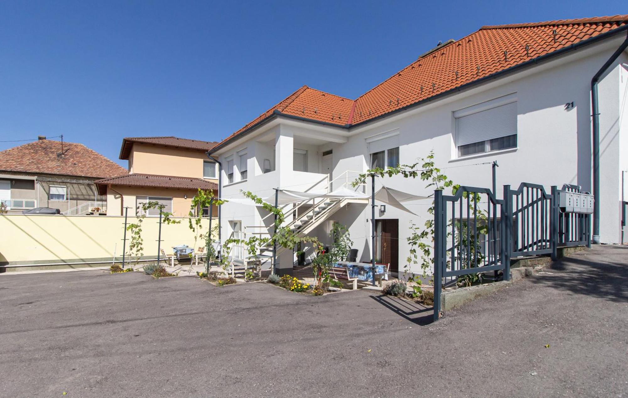 Deli Terasz A Apartman Free Parking, Self-Check-In Anytime เยอร์ ภายนอก รูปภาพ