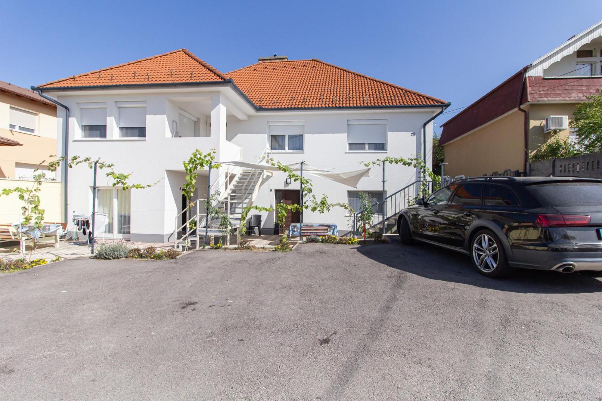 Deli Terasz A Apartman Free Parking, Self-Check-In Anytime เยอร์ ภายนอก รูปภาพ